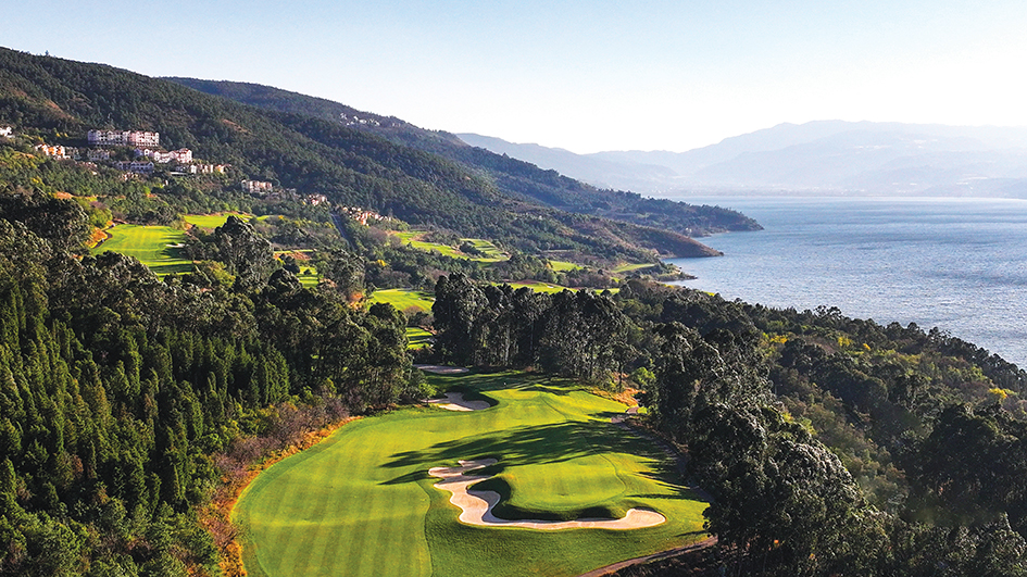 Spring City Resort golf above a lake in Yunnan