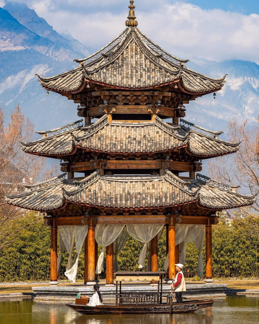Banyan Tree Lijiang beneath Jade Dragon Snow Mountain