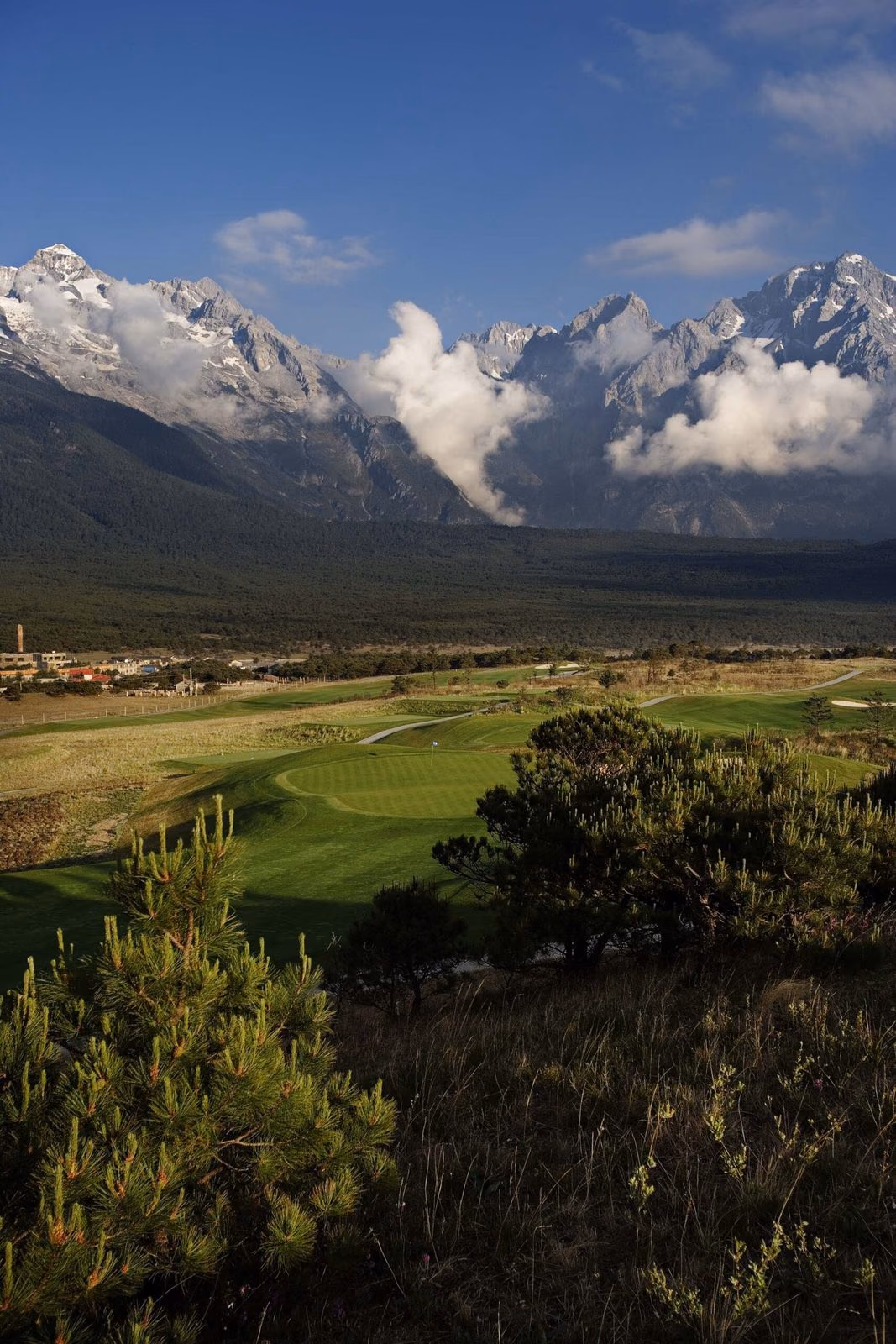 The Jade Dragon Snow Mountain course beneath the snow peaks