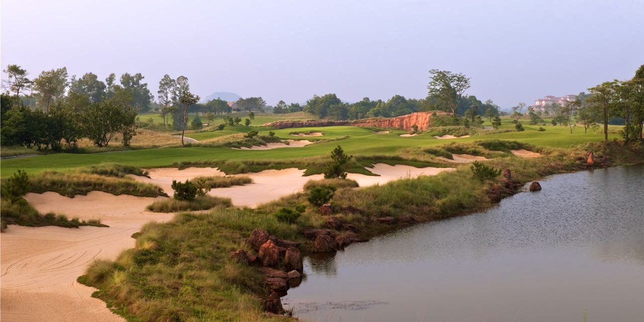 A green framed by red rock at Lion Lake Country Club