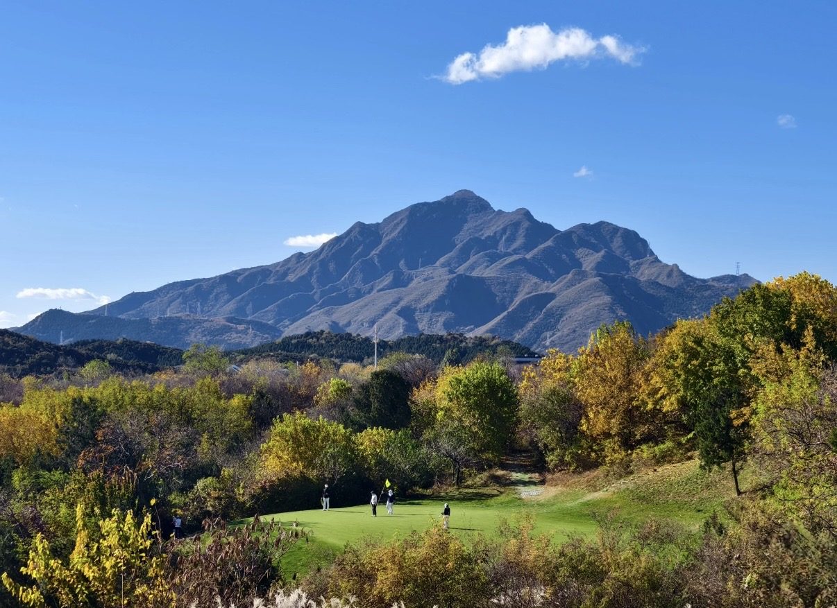 An autumn green at Reignwood Pine Valley with a mountain rising behind
