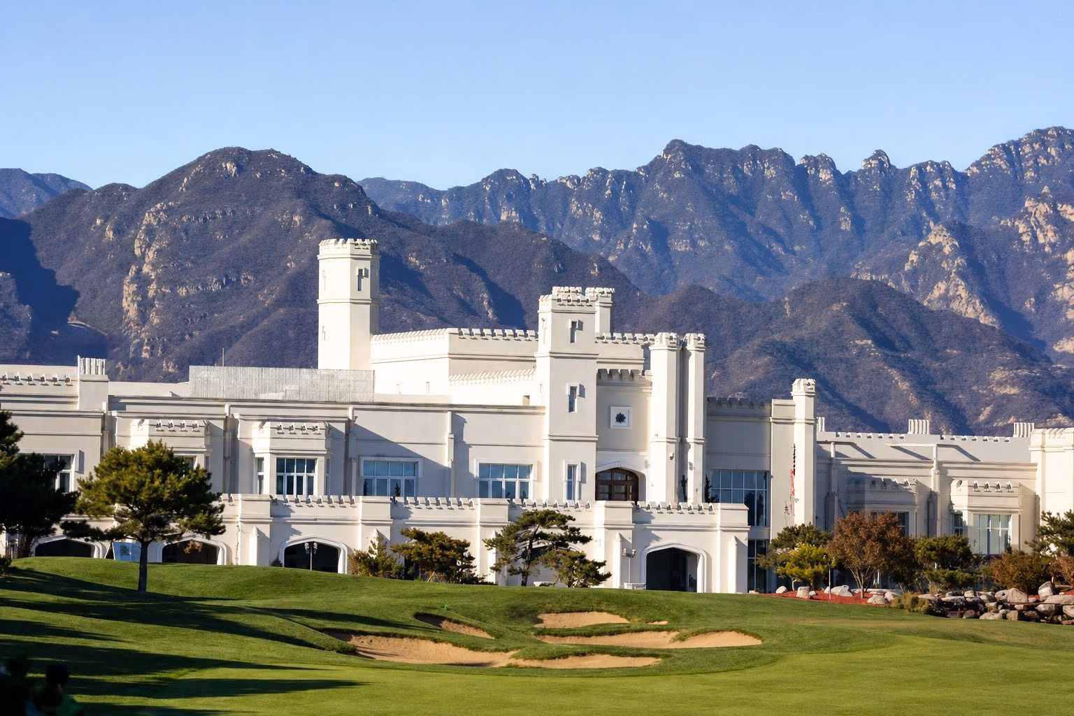 The white château clubhouse of Reignwood Pine Valley beneath the Jundu Mountains