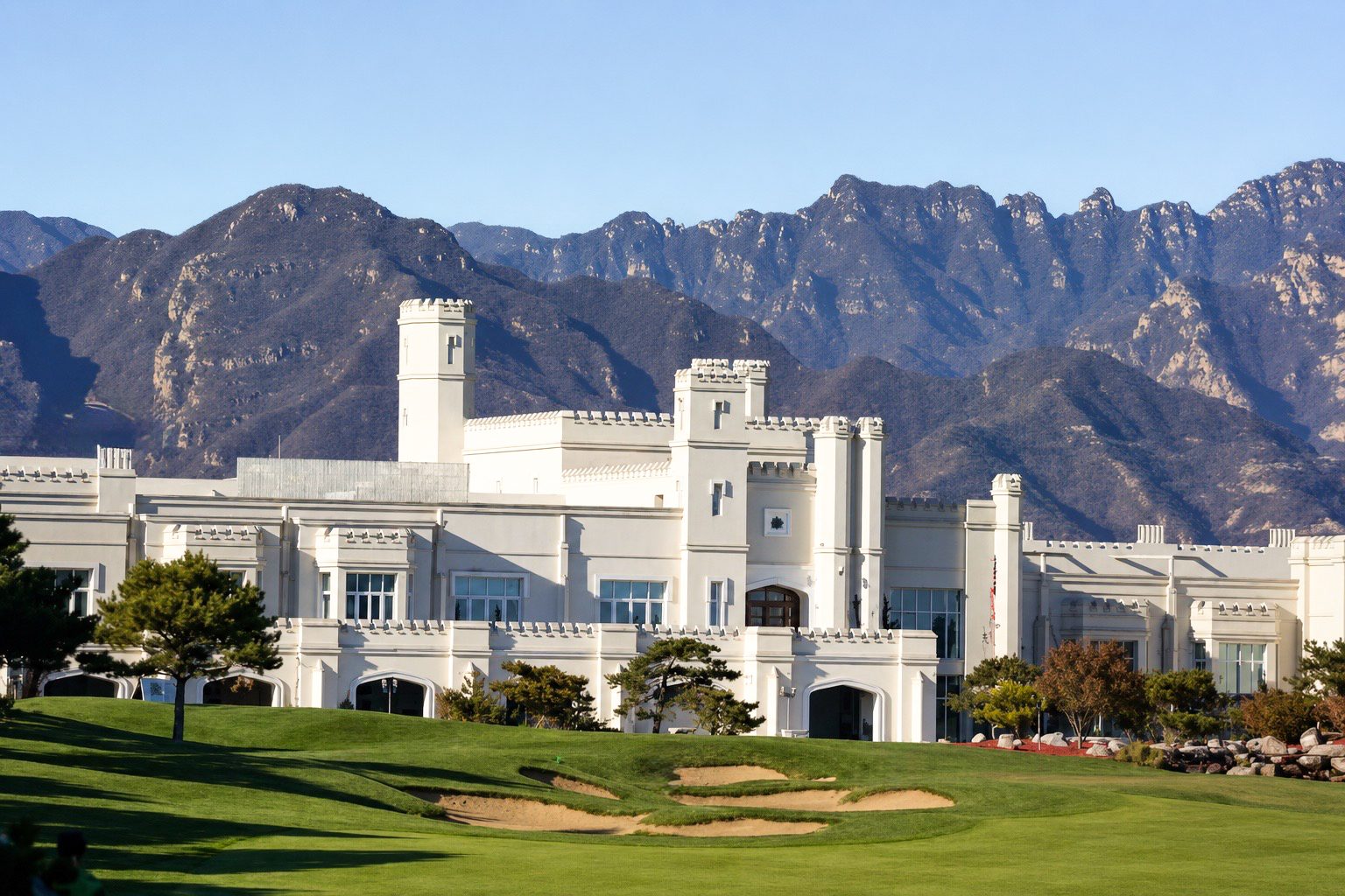 The white château clubhouse of Reignwood Pine Valley beneath the Jundu Mountains