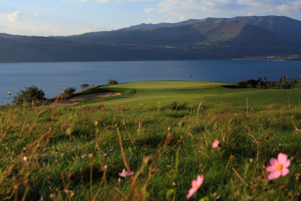 A green opening towards Yangzong Lake at Spring City