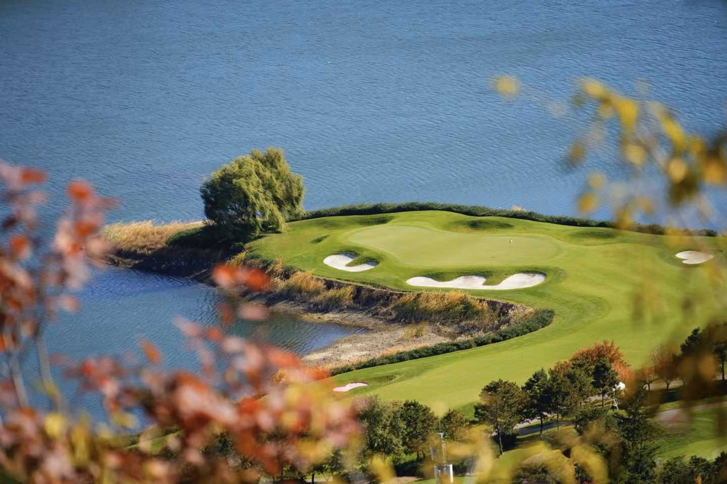 A lakeside green at Topwin